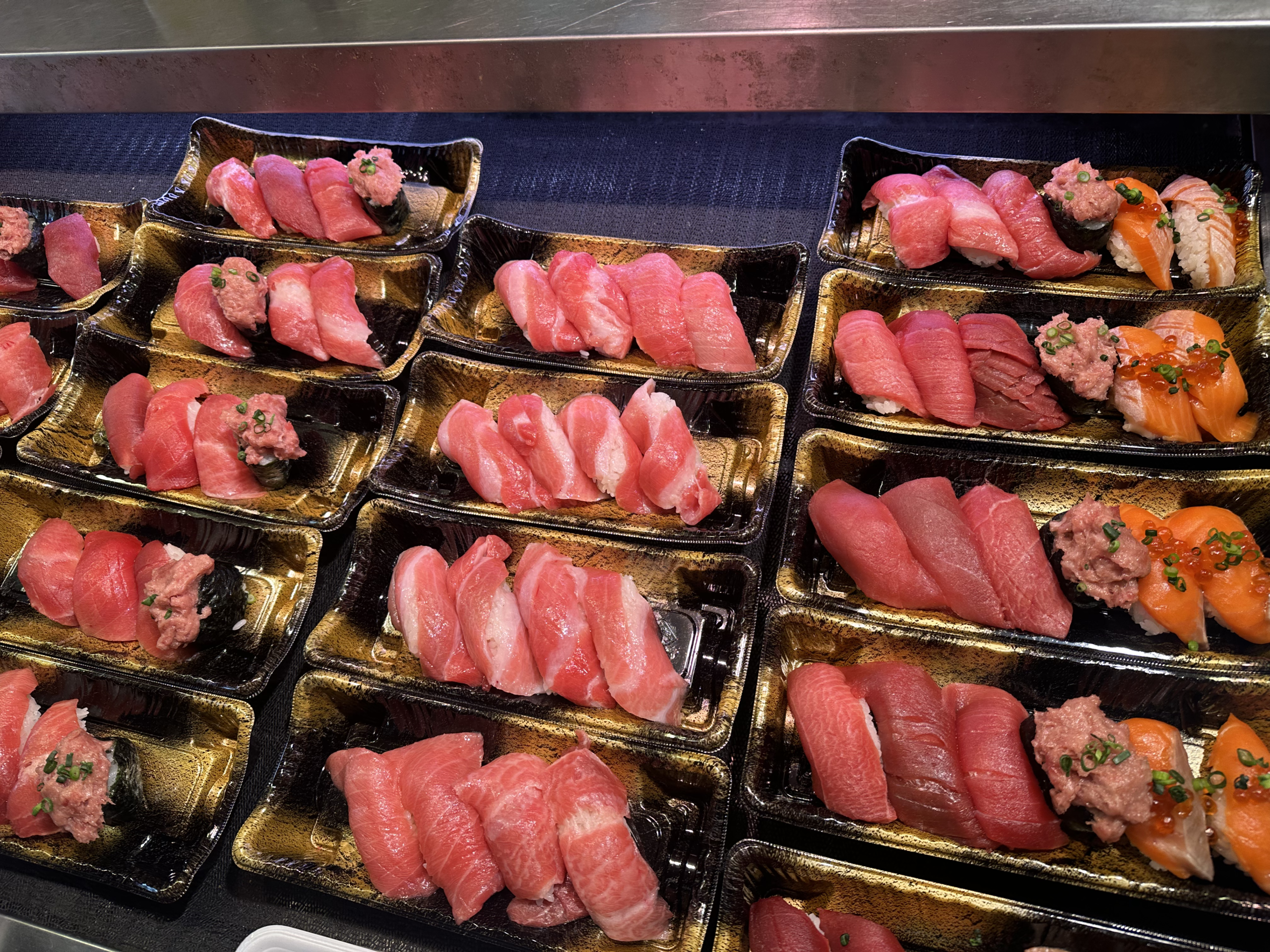 Skip the Line: Tsukiji Market Food Tour with Local Tastings